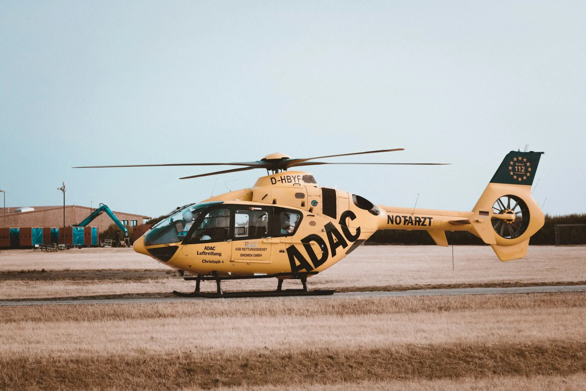 Gul helikopter redo för Flying Lunch på flygfältet