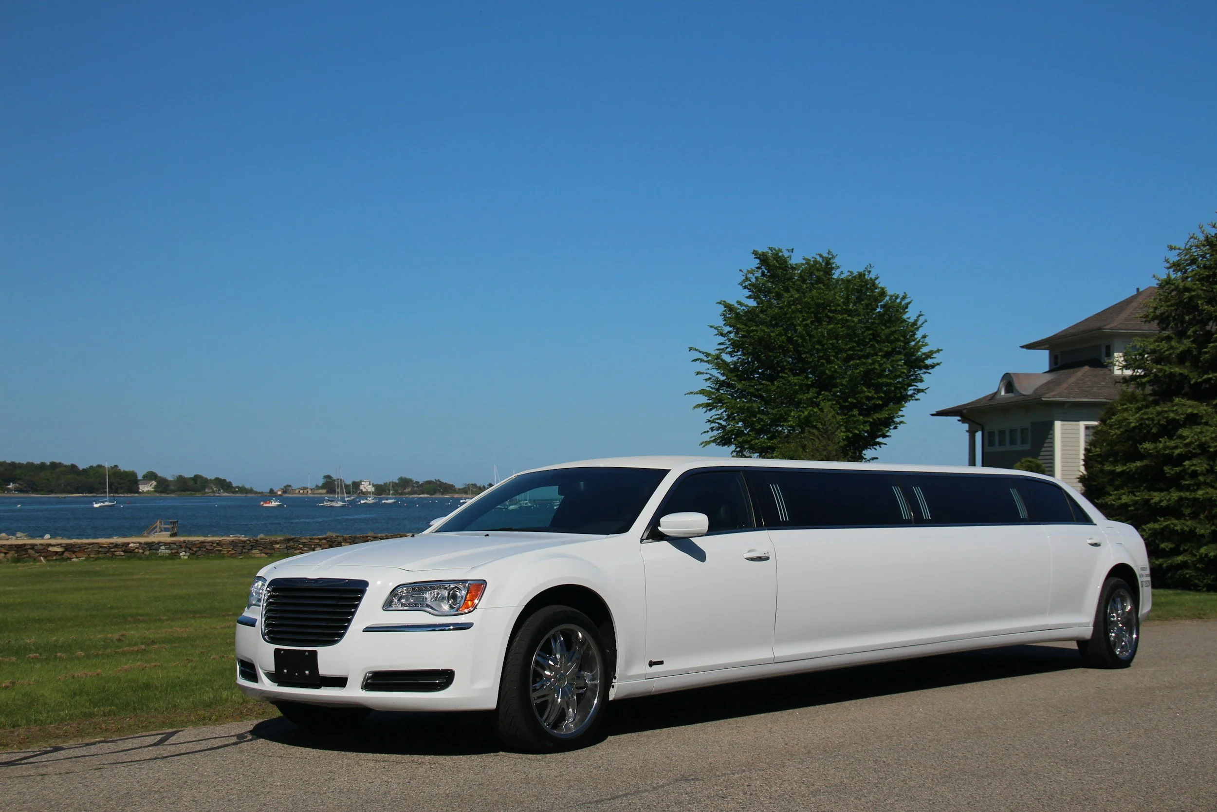 Svart limousine i kvällsljus redo för gäster